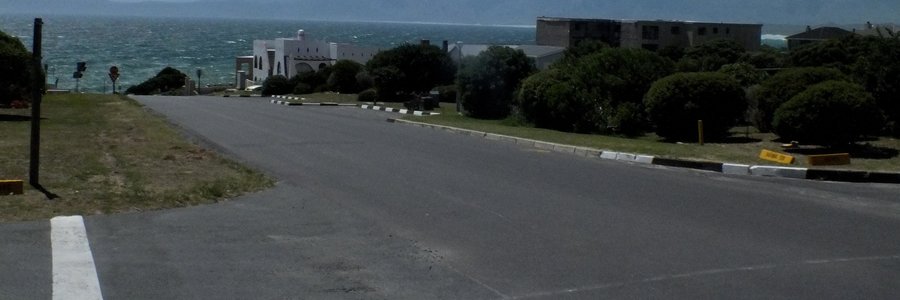 Guthriestraat in De Kelders (met die bestaande parkie regs) waar grootskaalse toeriste-ontwikkeling beplan word